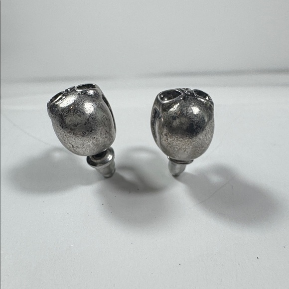 Silver Gothic Skull Earrings with moving Jaw - Picture 5 of 5